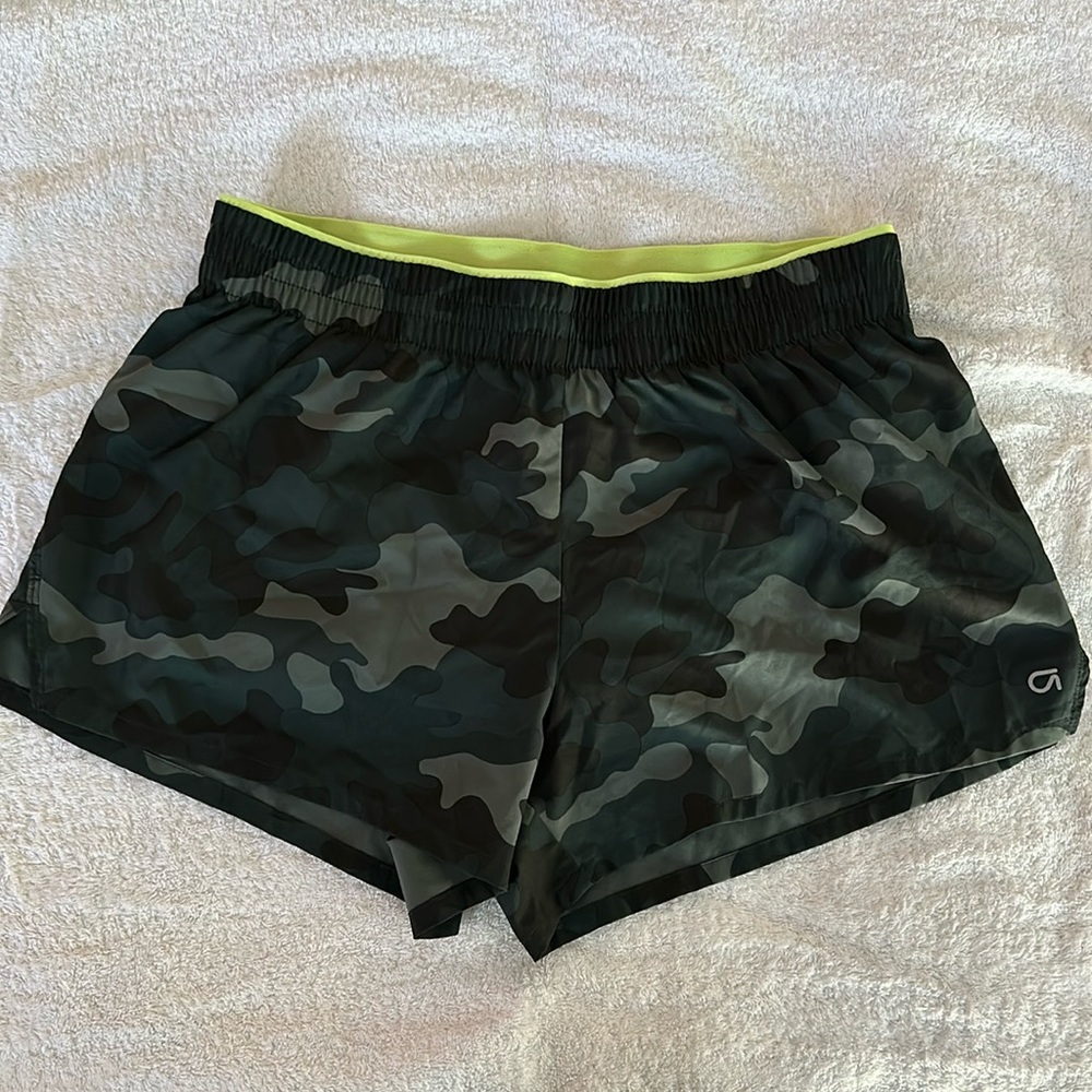 Gap G sprint women’s running shorts camo Medium
